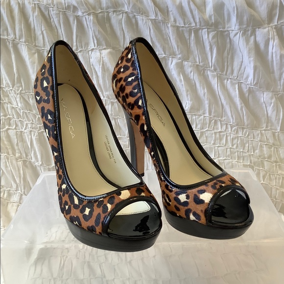 Vía Spiga Leopard Pumps - Picture 2 of 8